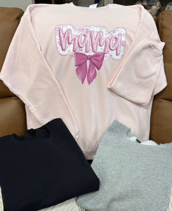 A pink shirt with the name " mckayla " on it.