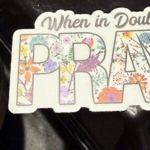 When in Doubt, PRAY" floral sign.