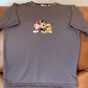 Gray shirt with cartoon dog characters embroidery.